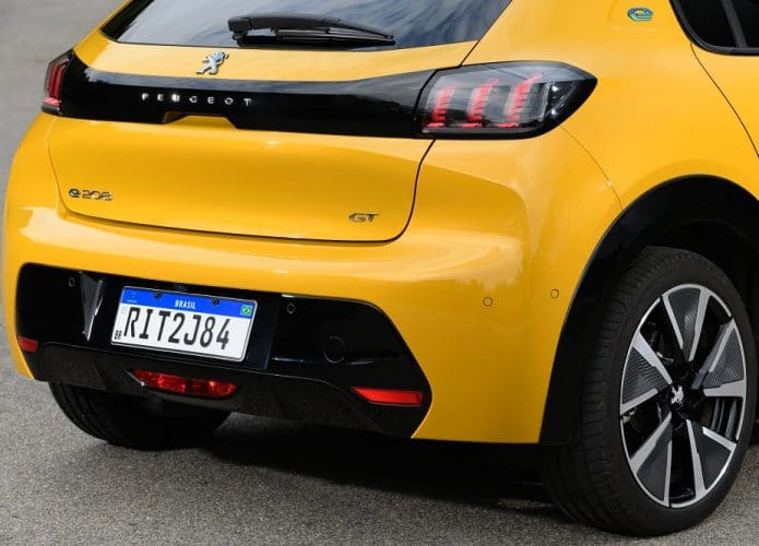 Traseira do Peugeot e-208 GT