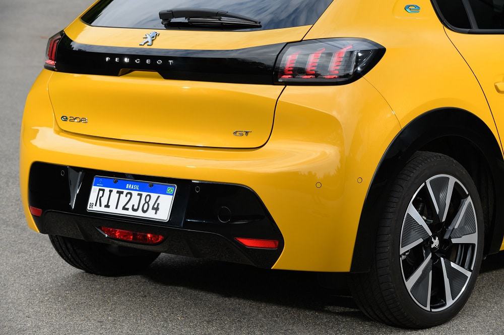Traseira do Peugeot e-208 GT