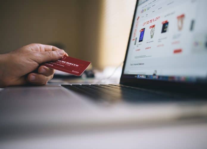 Pessoa realizando compra online com cartão de crédito