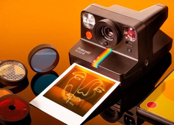 Câmera analógica Polaroid Now+ com filtros físicos e app