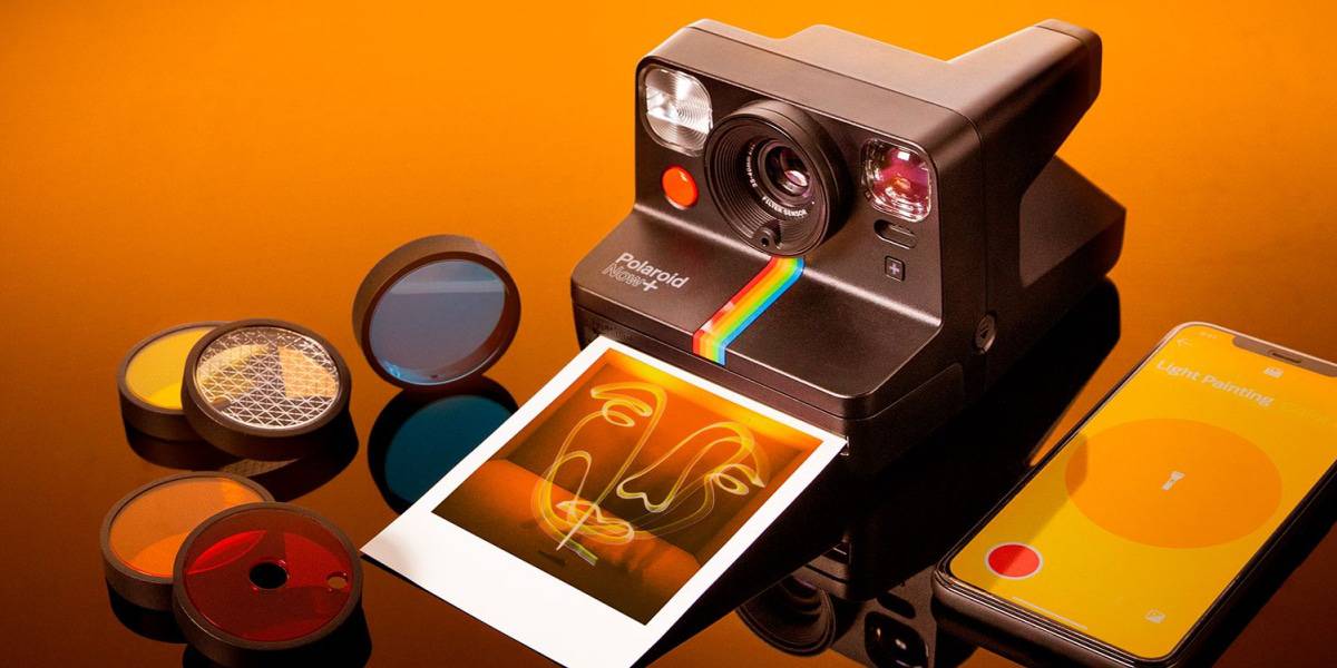 Câmera analógica Polaroid Now+ com filtros físicos e app