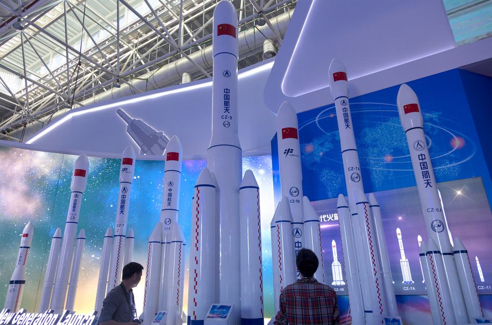 Imagem mostra uma série de maquetes de foguetes que participam do programa espacial da China