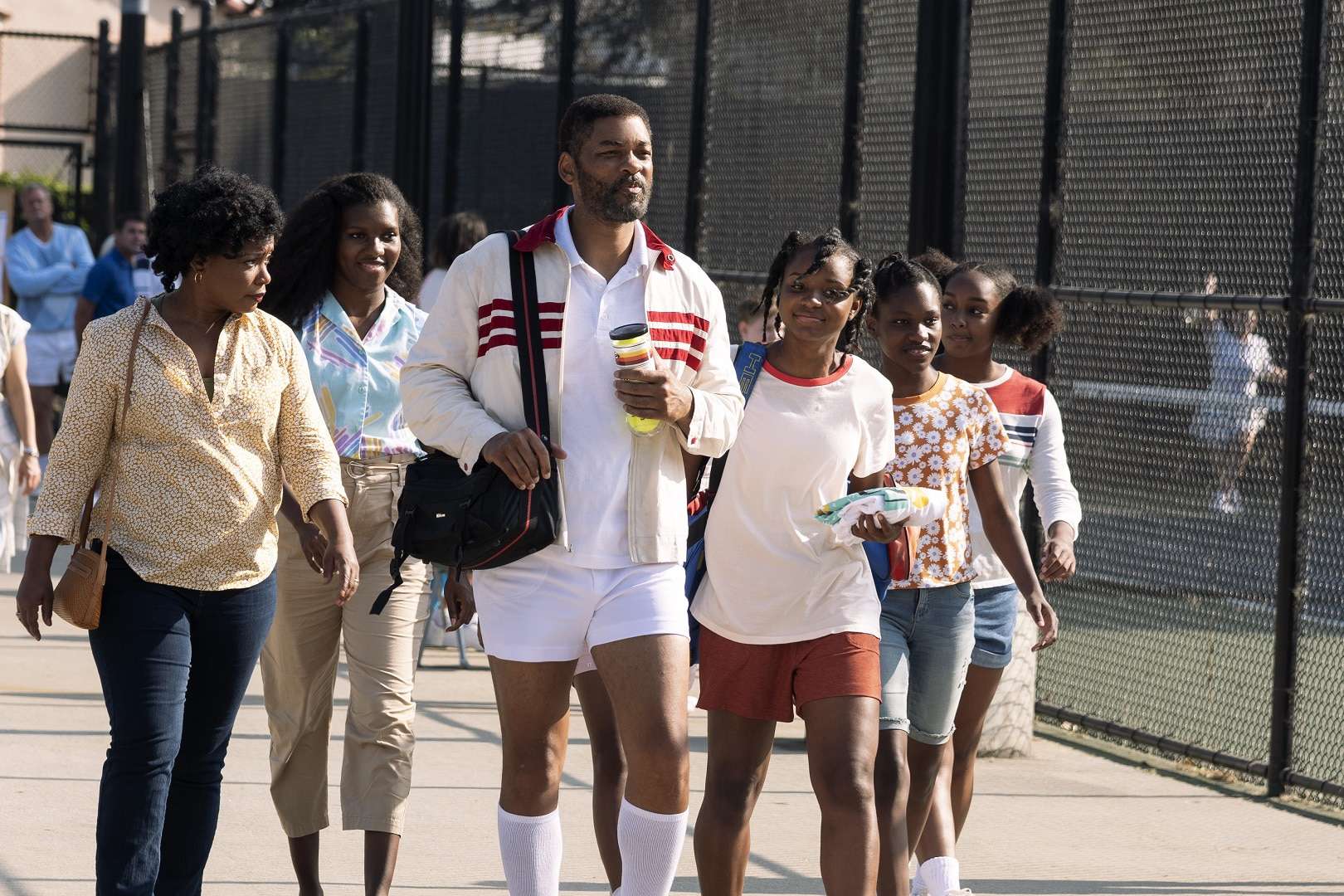 Aunjanue Ellis como Oracene “Brandi” Williams, Mikayla Bartholomew como Tunde Price, Will Smith como Richard Williams, Saniyya Sidney como Venus Williams, Demi Singleton como Serena Williams e Daniele Lawson como Isha Price no drama ‘King Richard: Criando Campeãs’. Imagem: Warner Bros. Pictures/Divulgação