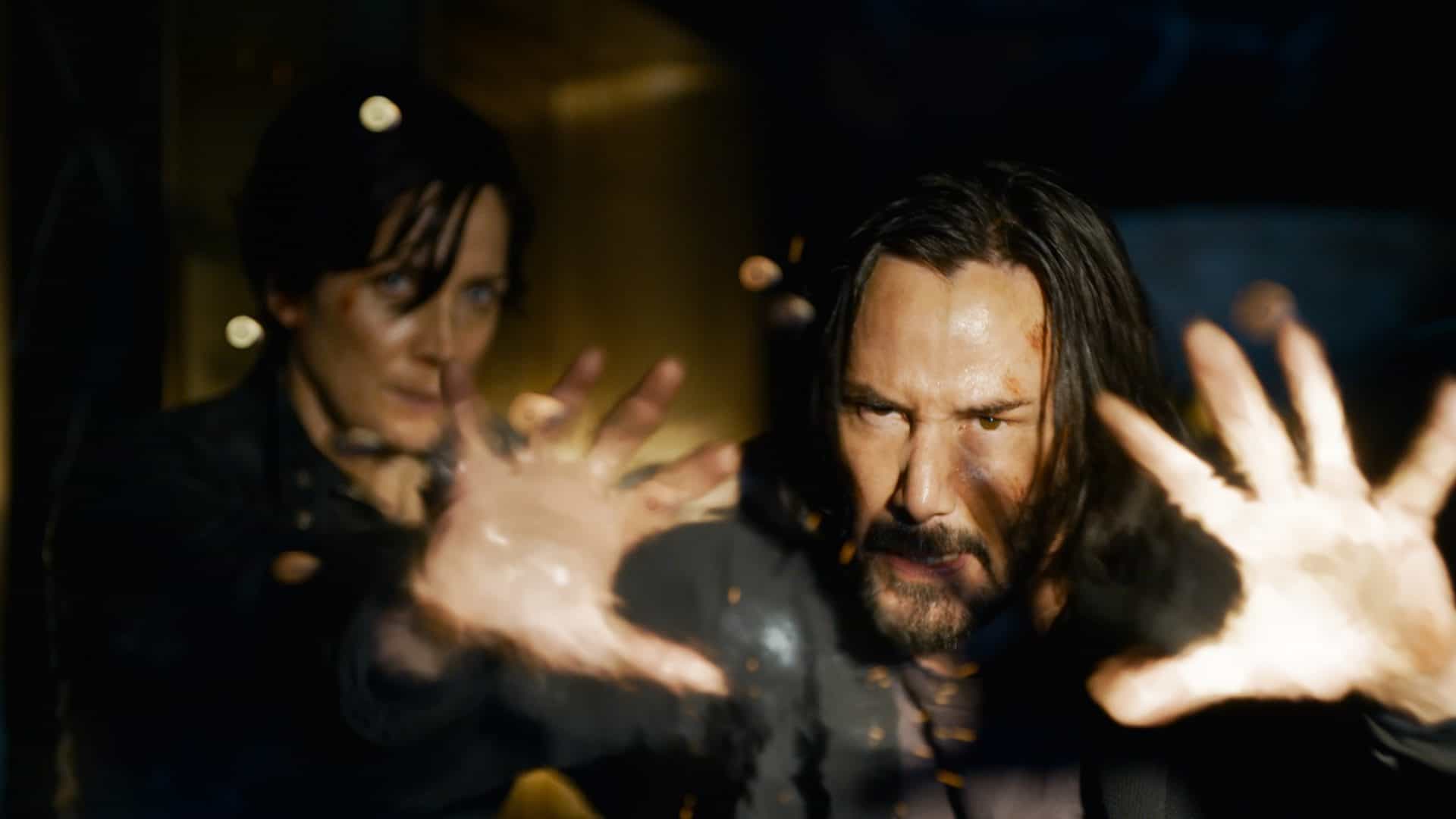 Carrie-Anne Moss como Trinity e Keanu Reeves como Neo / Thomas Anderson em 'The Matrix Ressurections'. Imagem: Warner Bros. Pictures/Divulgação