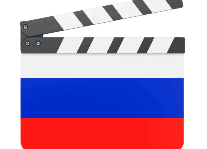 Ilustração mostra a bandeira da Rússia com um claquete de cinema em cima, simbolizando o cinema russo