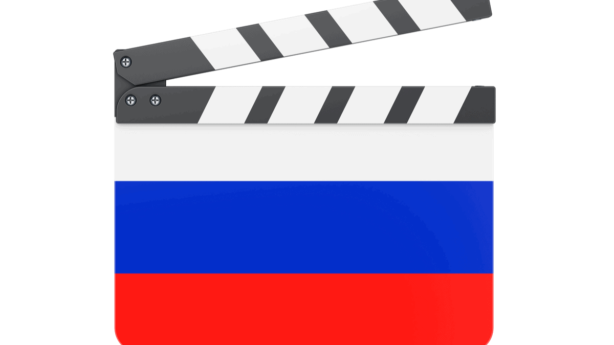 Ilustração mostra a bandeira da Rússia com um claquete de cinema em cima, simbolizando o cinema russo