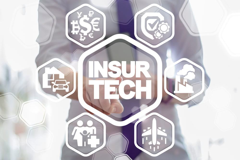 Ilustração conceito de insurtech. Startups que ofertam seguros de vida, carro e residencial