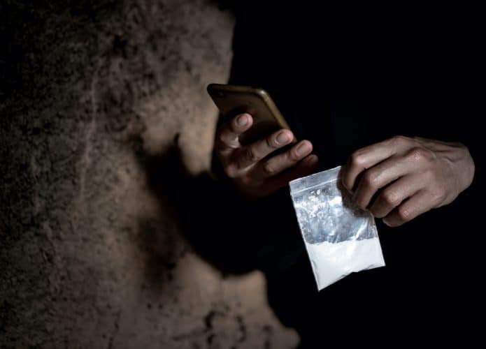Facebook foi usado para tráfico de drogas e de pessoas, diz jornal
