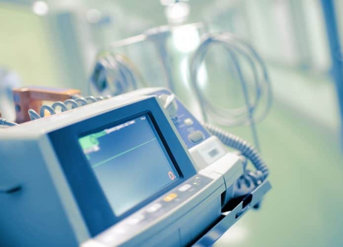 Hospitais sofrem cibertaques: monitor cardíaco indicando morte