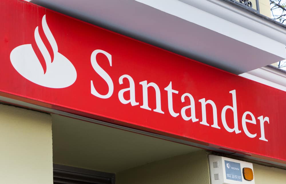 Fachada de uma agência do banco Santander