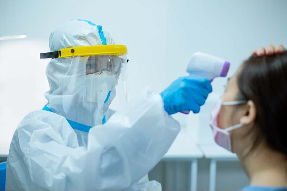 Imagem mostra um cientista com roupas de quarentena medindo a temperatura de uma paciente com máscara sanitária no rosto.

Estudo aponta que o avanço de doenças infecciosas está intrinsicamente ligado a práticas autoritárias de governos e populações com pensamento conformista