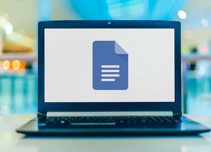 Laptop exibindo o logotipo do Google Docs, um processador de texto desenvolvido pelo Google