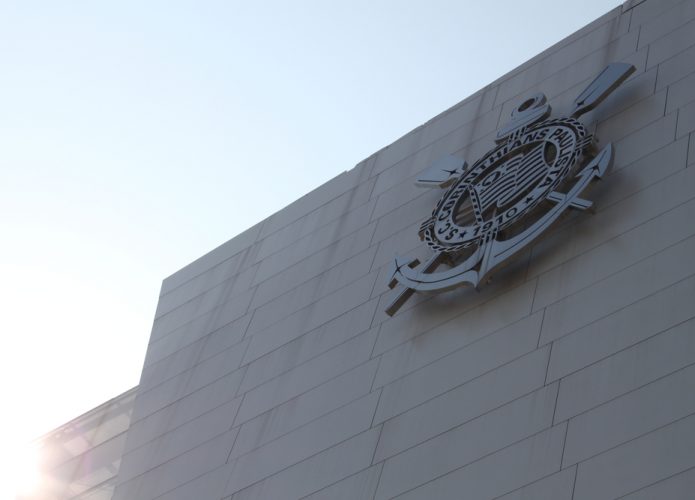 Escudo do Corinthians na fachada do estádio Arena Corinthians