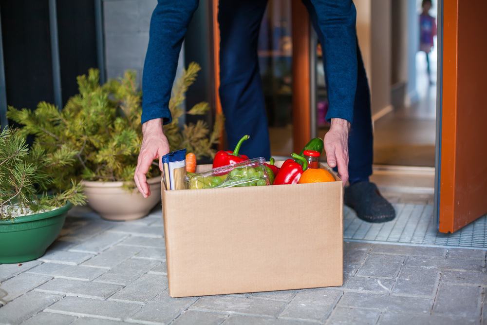 Cliente recebe entrega de caixa com alimentos em casa