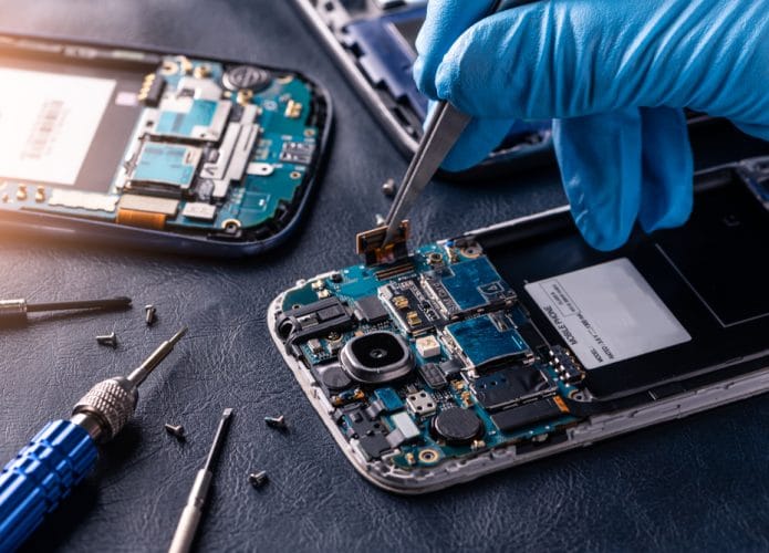 Projeto de lei da Alemanha prevê que a União Europeia obrigue fabricantes de smartphones a fornecerem cinco anos de suporte aos consumidores. Imagem: Preechar Bowonkitwanchai/ShutterStock