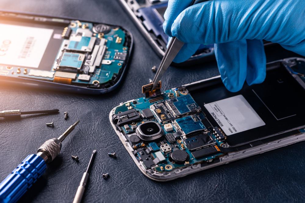 Projeto de lei da Alemanha prevê que a União Europeia obrigue fabricantes de smartphones a fornecerem cinco anos de suporte aos consumidores. Imagem: Preechar Bowonkitwanchai/ShutterStock