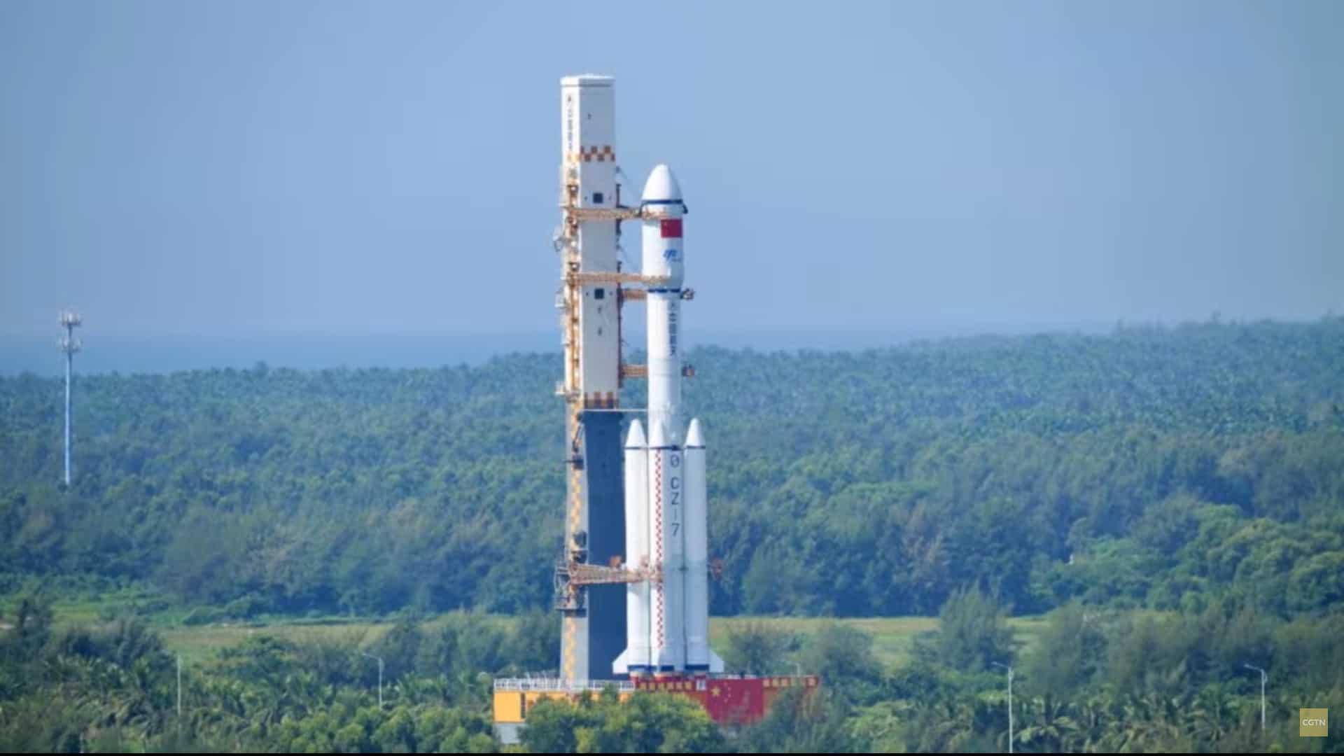 Imagem de transmissão da estatao chinesa mostra o foguete Long March 7, carregando a nave Tianzhou 3, lançada pela China
