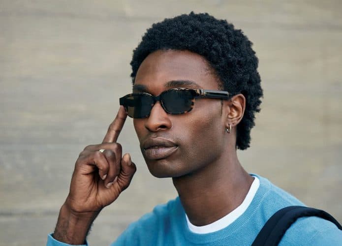 Homem negro usando o óculos inteligente Amazon Echo Frames