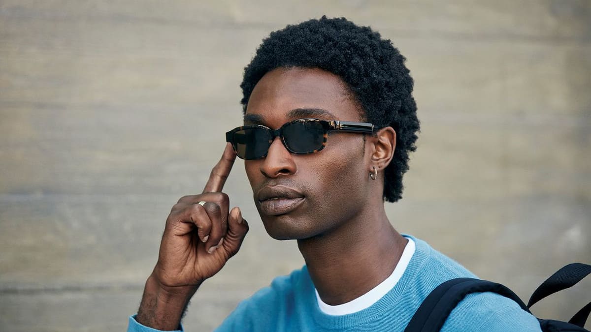 Homem negro usando o óculos inteligente Amazon Echo Frames
