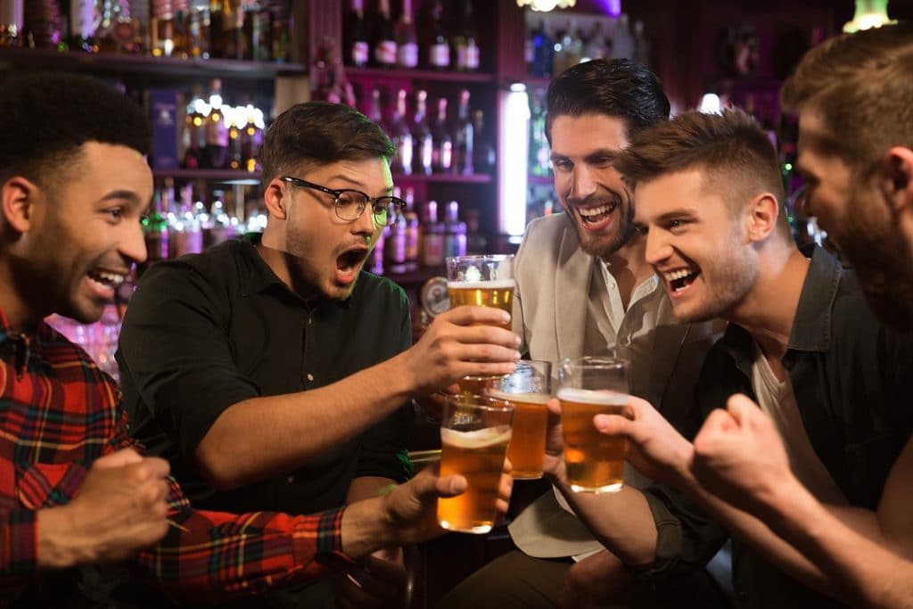 Homens brindando em um bar