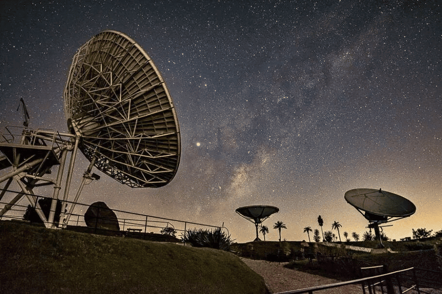 Antena de 12 metros do radiotelescópio do Museu Aberto de Astronomia, MAAS, no Pico das Cabras, Campinas, SP. Aprendendo a ver como são recebidos os sinais que vem do espaço