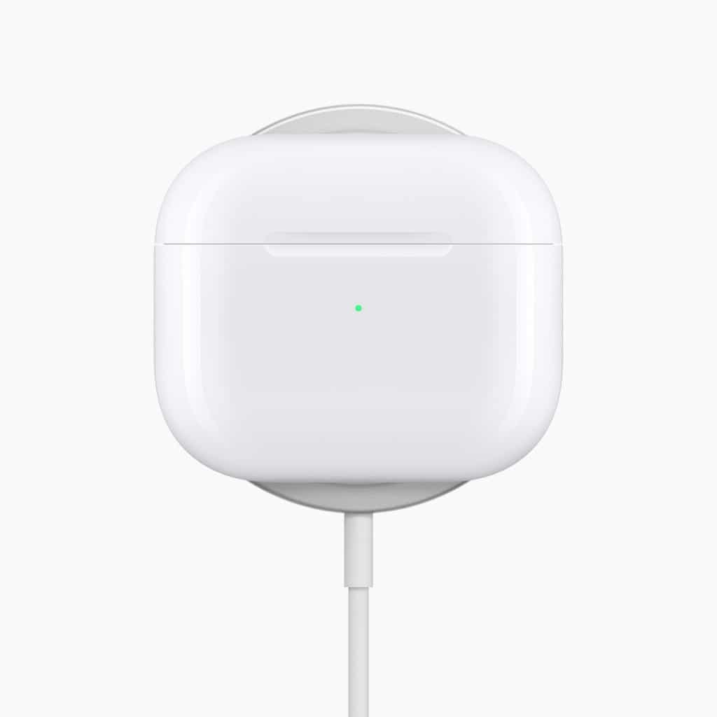 AirPods 3 são compatíveis com carregamento MagSafe. Bateria tem autonomia de 30 horas. Imagem: Apple/Divulgação