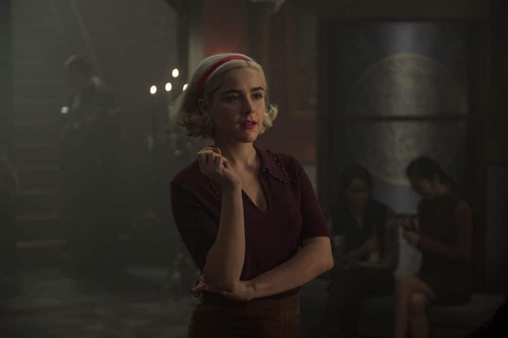 Kiernan Shipka como Sabrina em 'O Mundo Sombrio de Sabrina'. Imagem: Diyah Pera/Netflix