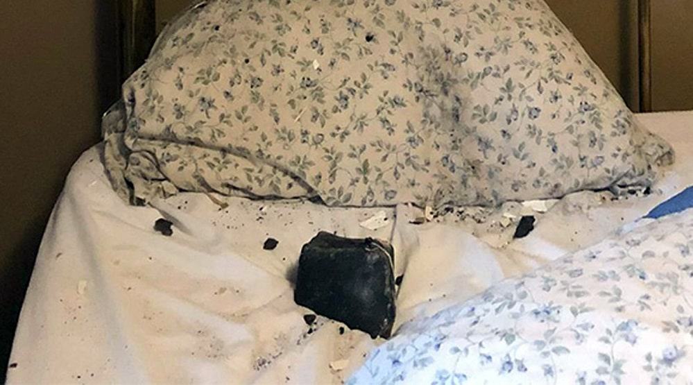 Fragmento de meteorito de 1,27 Kg encontrado entre os travesseiros da Sra. Hamilton