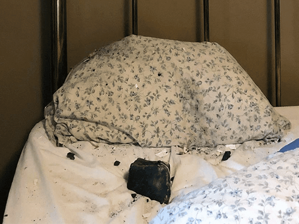 Fragmento de meteorito de 1,27 Kg encontrado entre os travesseiros da Sra. Hamilton