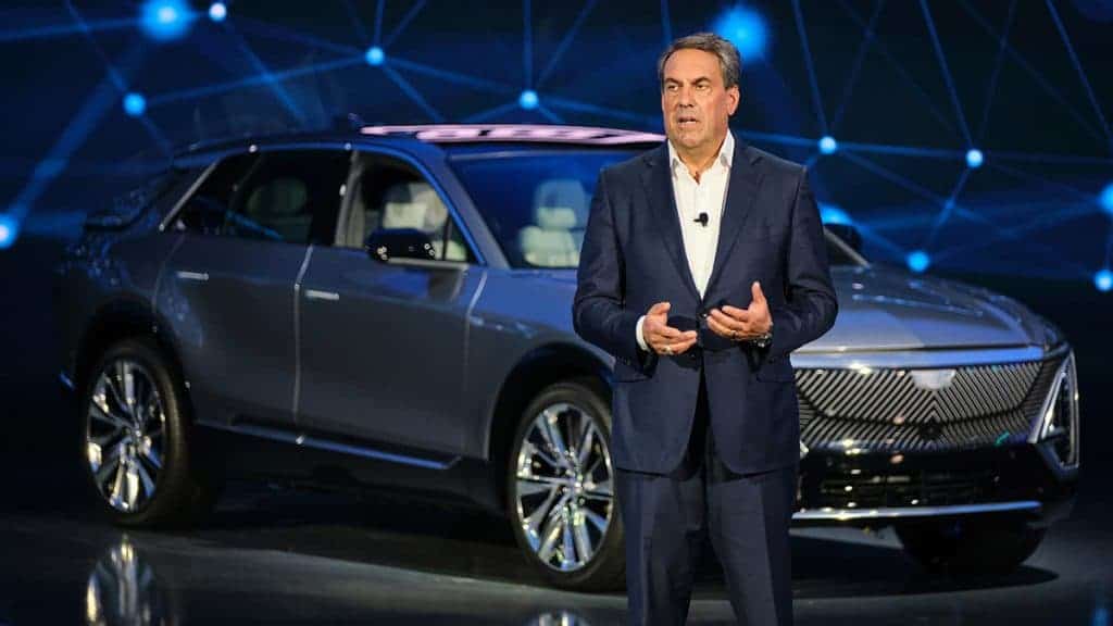 presidente da GM discursando em evento na frente de carro