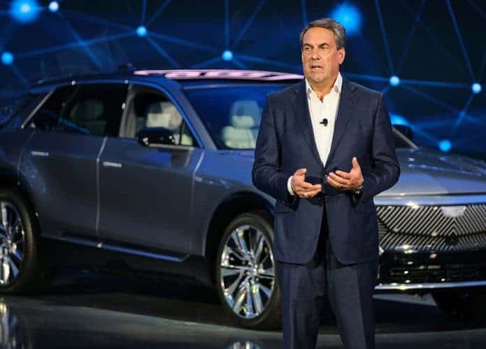 presidente da GM discursando em evento na frente de carro