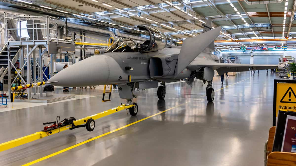 Gripen E no hangar