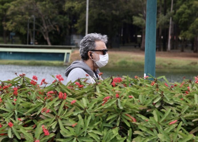 Homem de Máscara em um Parque