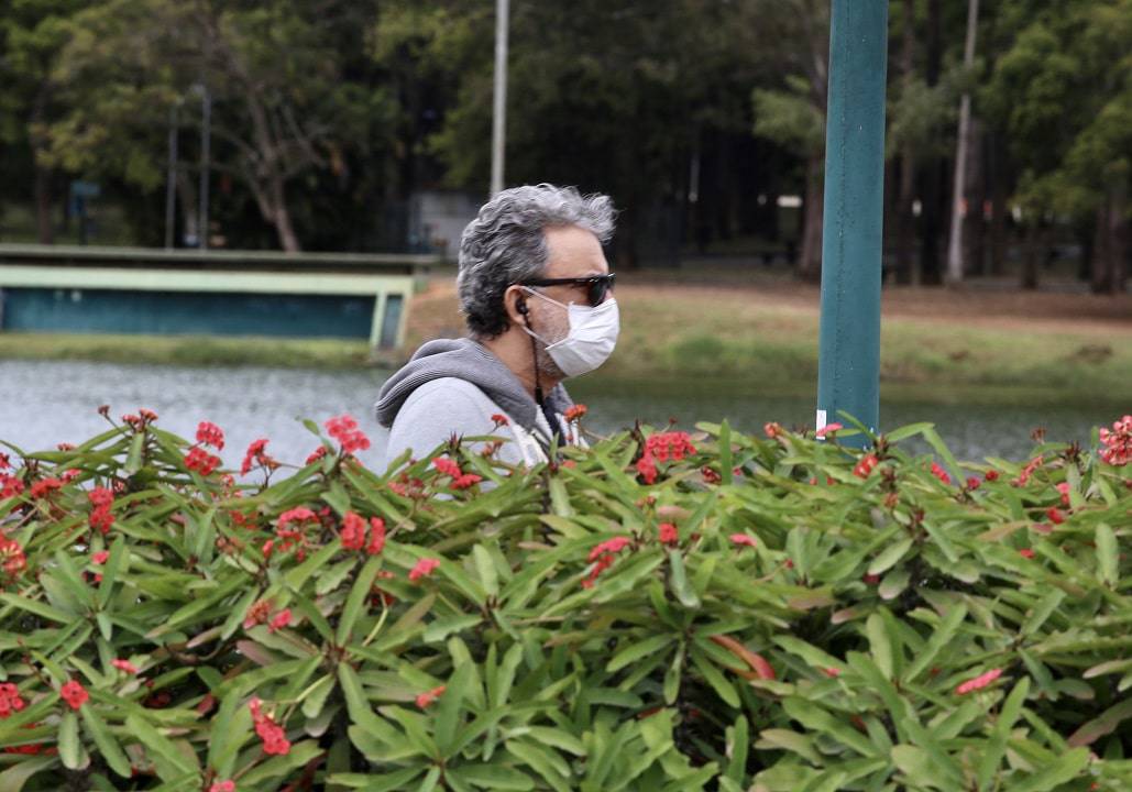 Homem de Máscara em um Parque