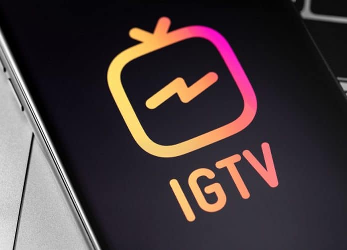 Celular com símbolo do IGTV do Instagram