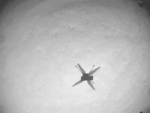 Uma das primeiras imagens do rover Perseverance após voltar às atividades em Marte, mostrandoo helicóptero Ingenuity no alto