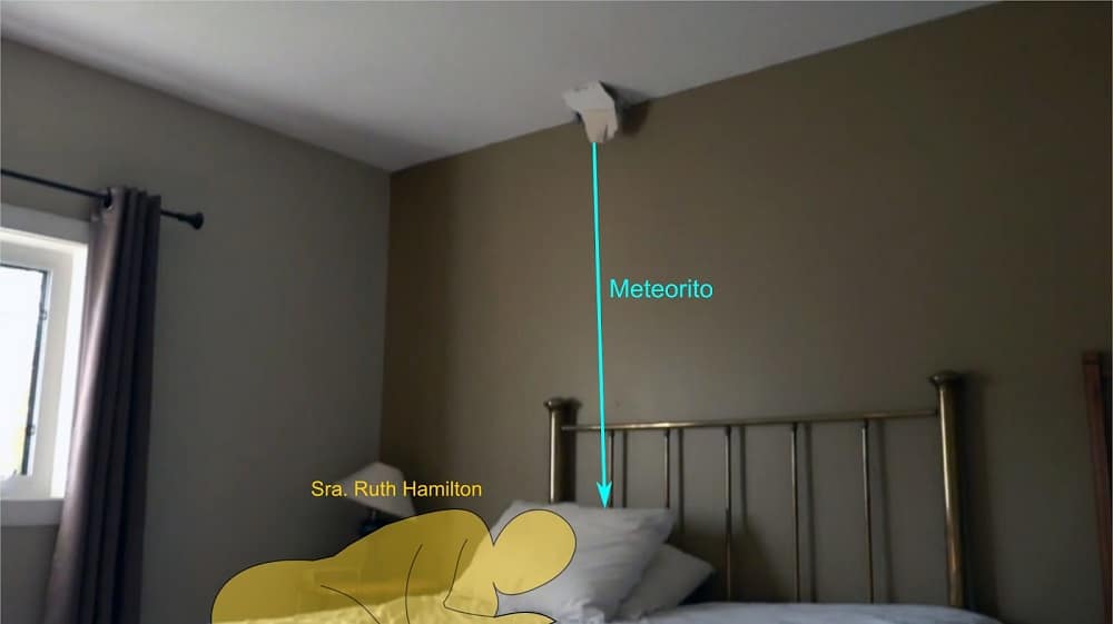 Meteorito atingiu a casa da Sra. Hamilton enquanto ela dormia sobre dois travesseiros e caiu entre eles