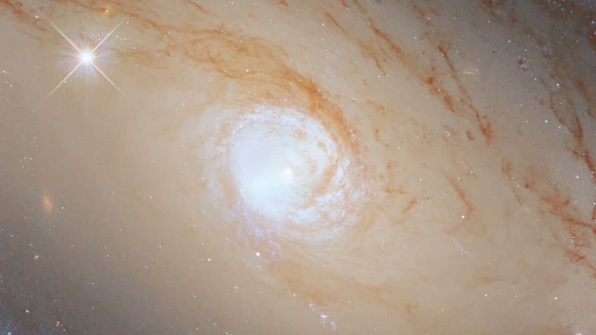 Imagem da galáxia NGC 5728, registrada pelo Hubble e mostrando a espiral que forma uma espécie de 