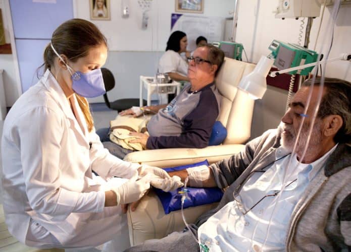 Pessoas recebendo quimioterapia
