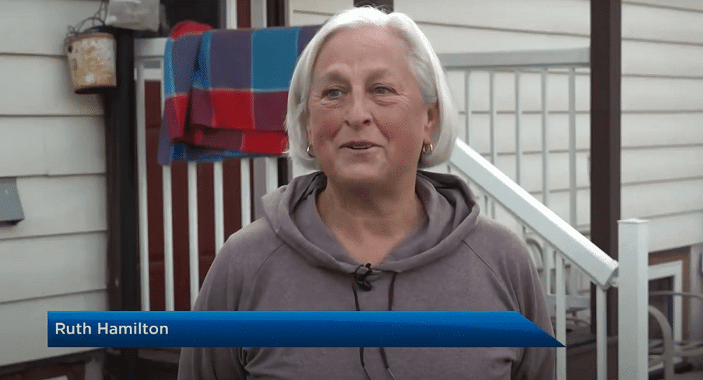Senhora Ruth Hamilton (66), que por muito pouco, não foi morta pelo meteorito