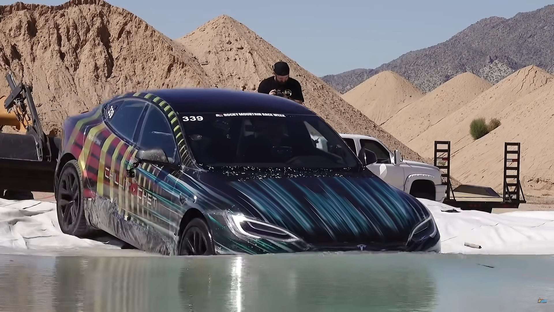 Tesla Model S Plaid entrando na água, feito submarino