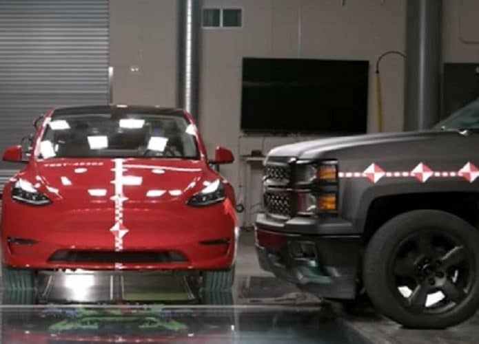 Carro da Tesla em teste de colisão