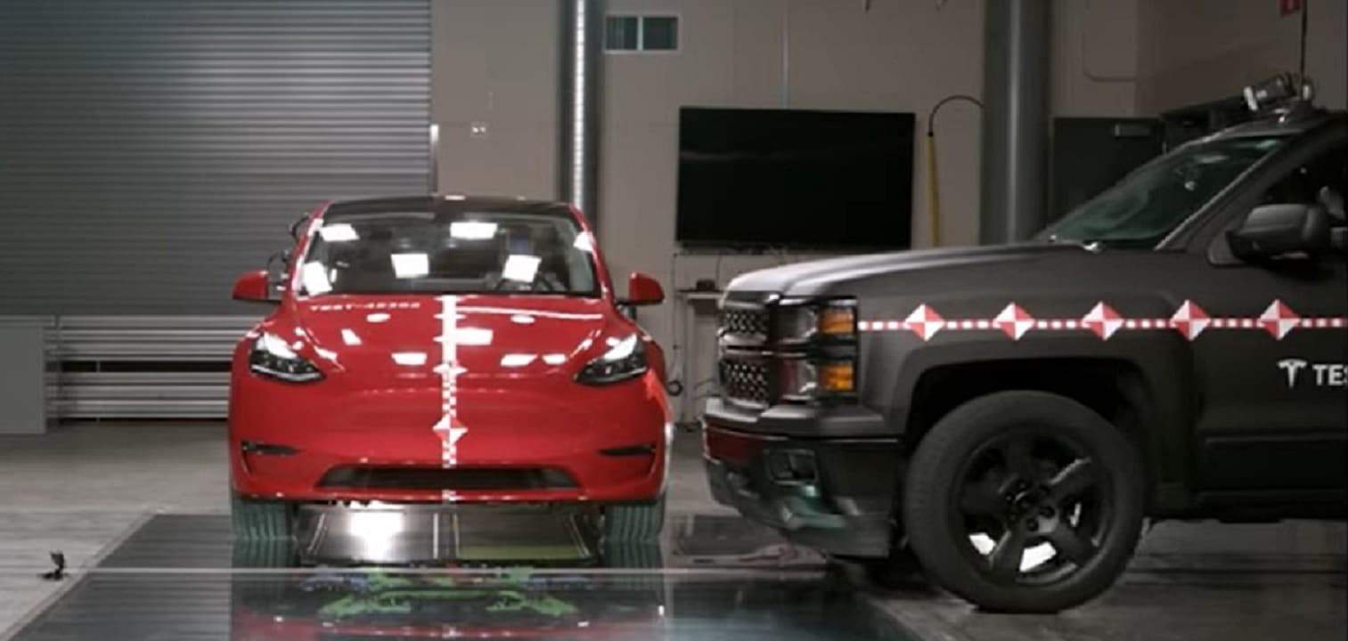 Carro da Tesla em teste de colisão