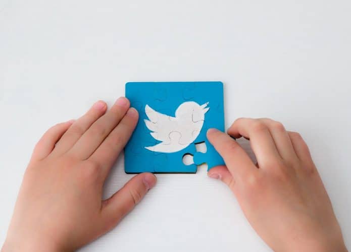 logo Twitter montado por uma criança