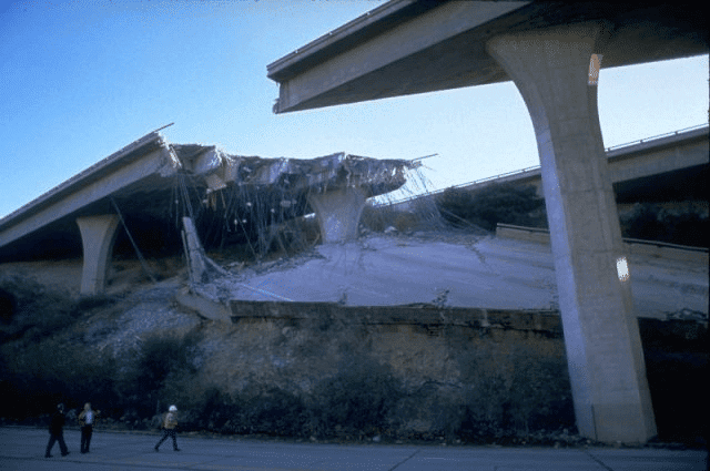 Viaduto da Golden State Freeway desabou parcialmente durante terremoto