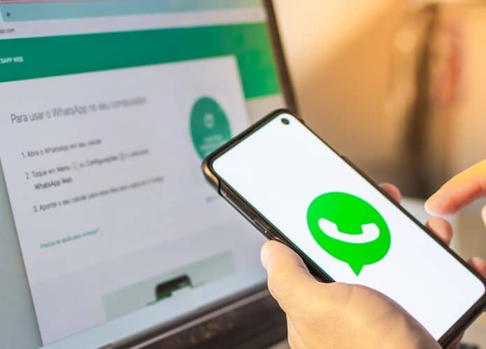 WhatsApp Web na tela do computador e aplicativo no celular