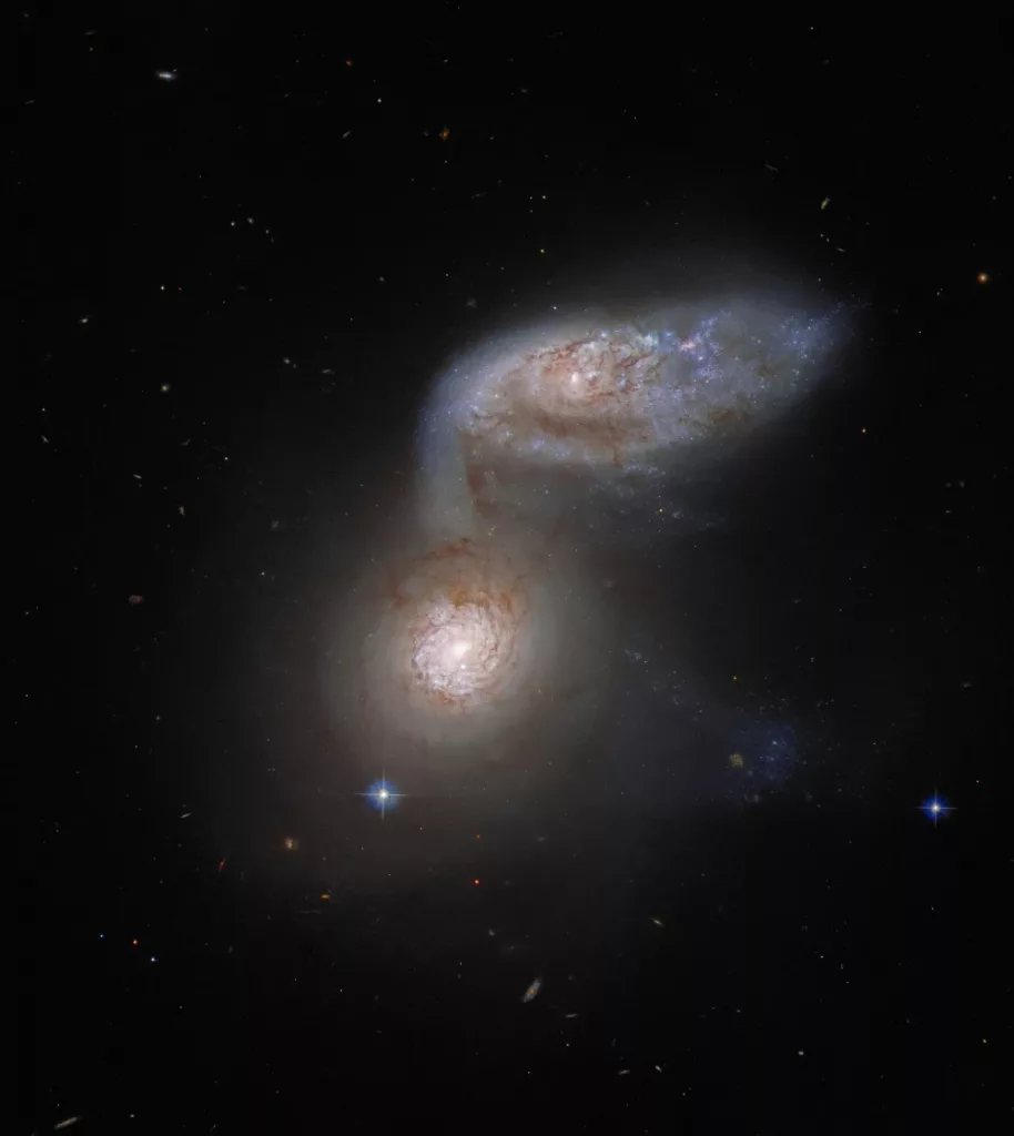 Imagem mostra a dupla "Arp 91" de galáxias fotografada pelo telescópio Hubble