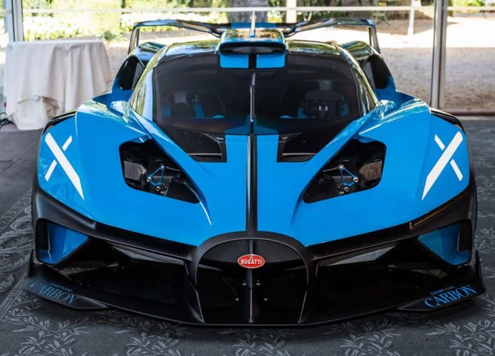 bugatti bolide estacionado