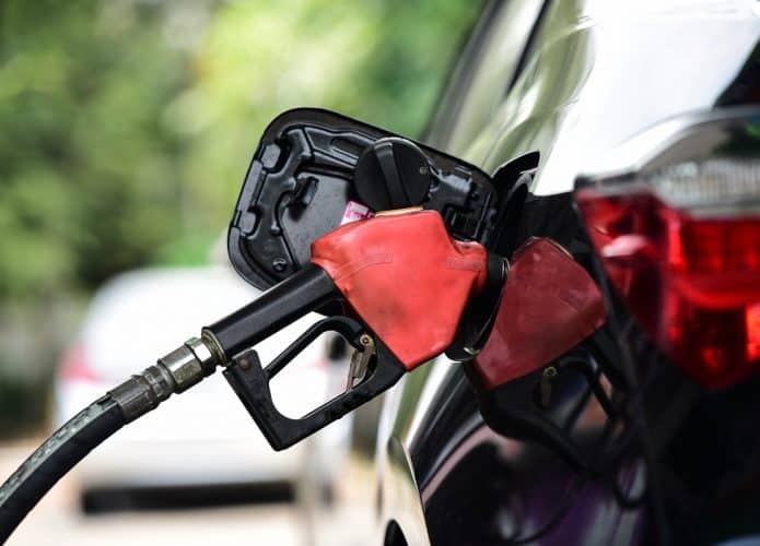 Bomba de gasolina em um carro de cor preta