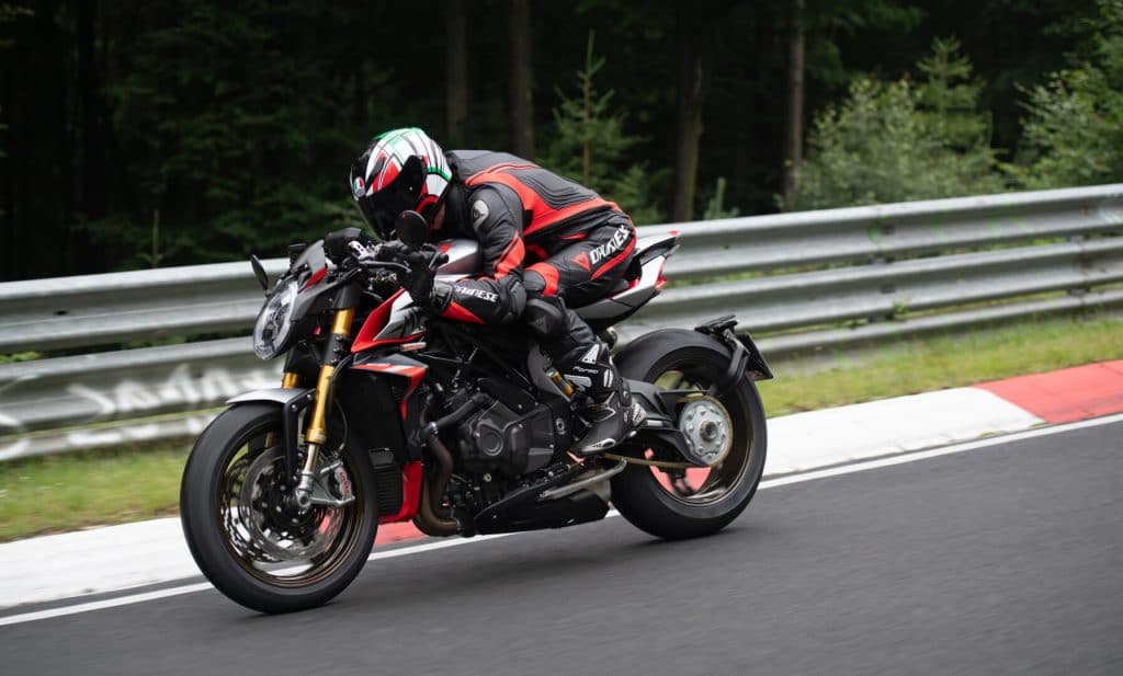 piloto de corrida sobre uma moto Brutale 1000 da MV Agusta